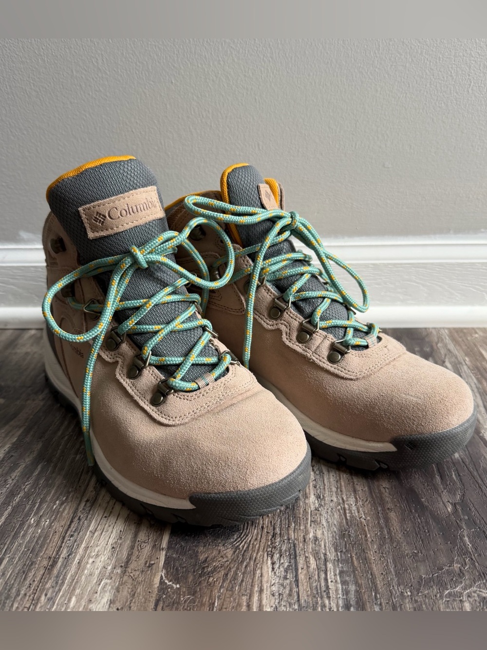 Columbia Newton Ridge Plus hiking boots Oxford Tan Green Laces Women’s 8.5
